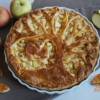 Пирог из дрожжевого теста с кусочками яблок