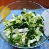 Салат из листовых овощей с розмарином и семенами льна