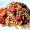 Спагетти в соусе с салями