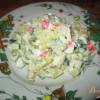 Салат с крабовыми палочками, картофелем и огурцом