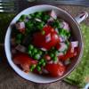Помидорный салат с ветчиной и зеленым горошком