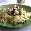 Спагетти с курицей, зеленым горошком и итальянскими травами