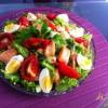 Салат с овощами, семгой и водорослями чука