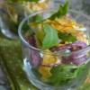 Овощной салат с рукколой и кукурузными чипсами
