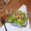 Салат с беконом, салатными листьями и яйцом