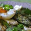 Салат со шпинатом , зеленой спаржей и яйцом