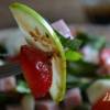 Шпинатный салат с ветчиной , яблоком и клубникой