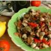 Салат из печеных овощей с маслинами и шампиньонами