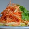 Морковно-яблочный салат с креветками