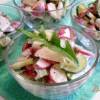 Овощной салат с листьями одуванчика и сметаной