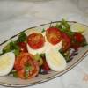 Сочный салат с помидорами черри, яйцами и оливками