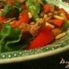 Салат с помидорами и ржаными сухариками