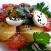 Салат из жареной поленты с пеперелиными яйцами, помидорами черри и цветками базилика