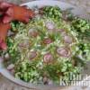 Шпикачки с овощным салатом