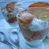 Десерт со взбитыми сливками и персиками