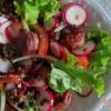 Салат с овощами и обжаренными сардельками