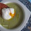 Спаржевый суп с гренками и яйцом пашот