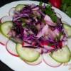 Салат из краснокочанной капусты, огурца и редиса