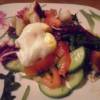 Овощной салат с крутонами и яйцом-пашот