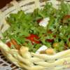 Салат с рукколой, моцареллой, помидорами-черри в корзиночке