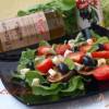 Салат с рукколой,баклажанами и помидорами-черри