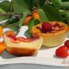 Творожные заливные корзиночки с абрикосами и малиной