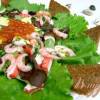 Салат «Нептун» с листьями салата, морепродуктами и красной икрой