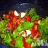 Итальянский салат с рукколой, моцареллой и маринованным луком