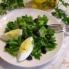 Зеленый салат с яйцом и маслинами