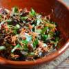 Салат с рукколой, морковью и черными грибами