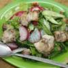 Салат с курицы и рукколы с овощами