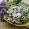 Салат с овощей  и ветчины с луком - пореем