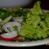 Салат из рукколы, редиса и листьев салата