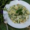 Салат с копченым кальмаром и перепелиными яйцами