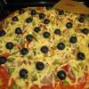 Пицца с маслинами и солеными огурчиками
