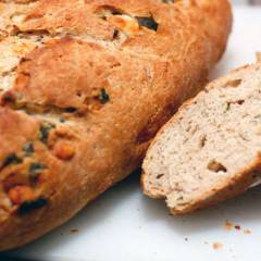 фото рецепта Домашний хлеб с орехами, базиликом и козьим сыром