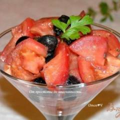 фото рецепта Салат из помидоров с маслинами и кедровым маслом