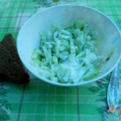 фото рецепта Салат из огурцов с чесночком