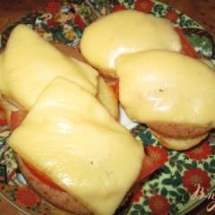 фото рецепта Горячие бутерброды с ливерной колбасой и помидорами