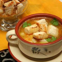 фото рецепта Гороховый суп с копченостями и гренками