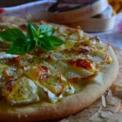 фото рецепта Пицца с грушей и сыром Камамбер