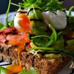 фото рецепта Овощной салат с яйцом пашот на хлебных тостах