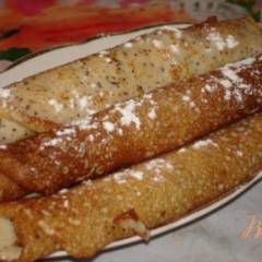 фото рецепта Венгерские маковые блины с изюмом, орехом и медом