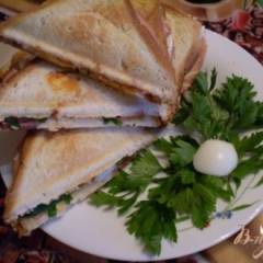 фото рецепта Сэндвич с колбасой и яйцом