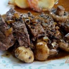 фото рецепта Стейк с черным перцем, коньяком и грибами