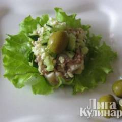 фото рецепта Закуска из  тунца на листьях салата