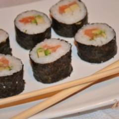 фото рецепта Суши роллы с лососем и авокадо