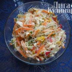 фото рецепта Салат из фунчозы (стеклянной лапши) с овощами и курицей