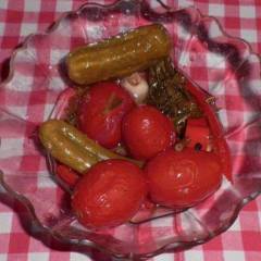 фото рецепта Маринованные помидоры с огурцами и перцем