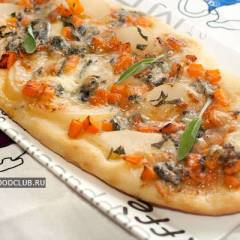фото рецепта Пицца с тыквой, грушей и горгонзолой